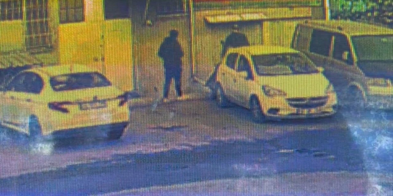 BAYRAMPAŞA’DA İŞ YERİ MÜDÜRÜNE BIÇAKLI SALDIRI: O ANLAR KAMERADA