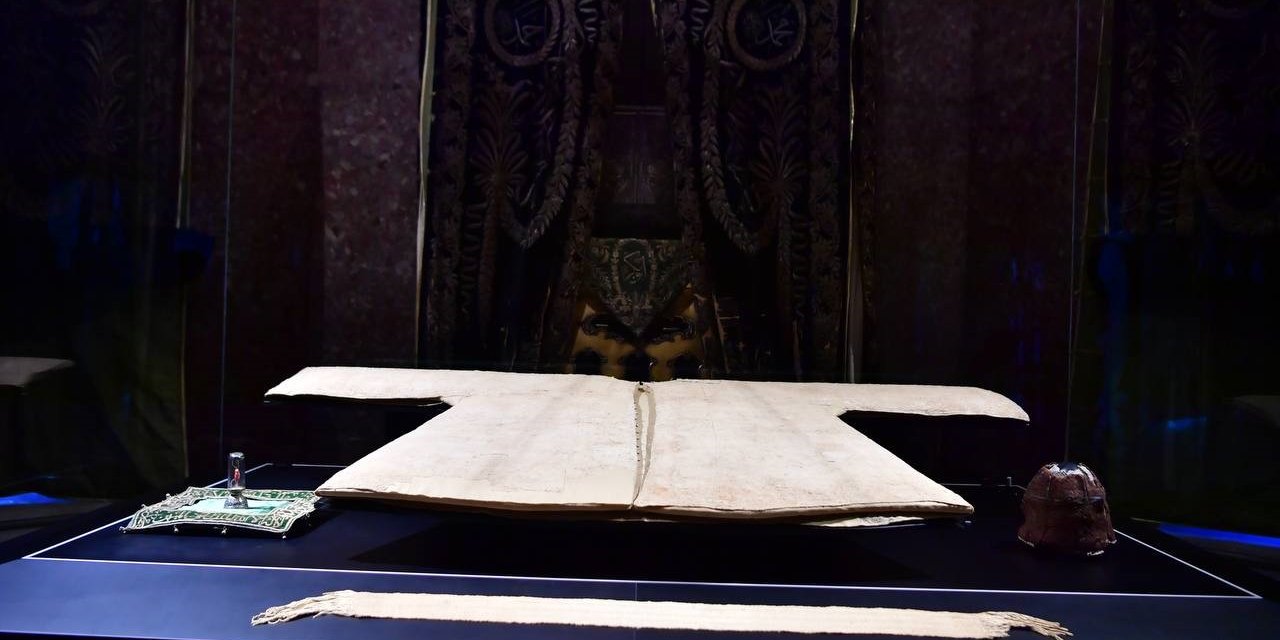 KUTSAL EMANETLERDEN HIRKA-İ ŞERİF ZİYARETE AÇILDI