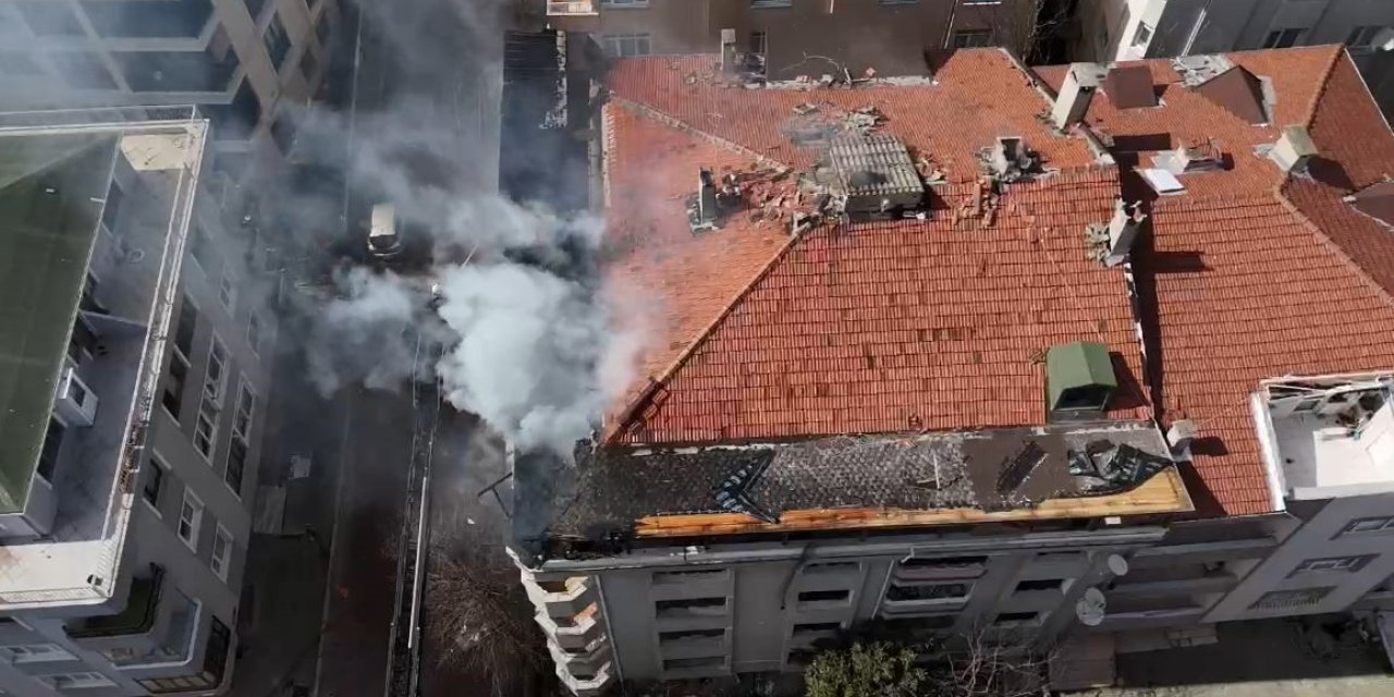 AVCILAR’DA KORKUTAN ÇATI YANGINI