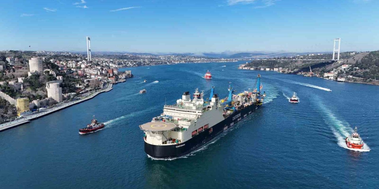 DEV BORU DÖŞEME GEMİSİ ‘CASTORONE’ İSTANBUL BOĞAZI’NDAN GEÇTİ