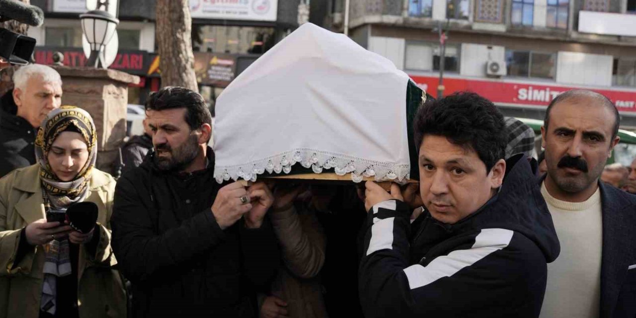 HAYATINI KAYBEDEN MİMAR ECE GÜREL SON YOLCULUĞUNA UĞURLANDI