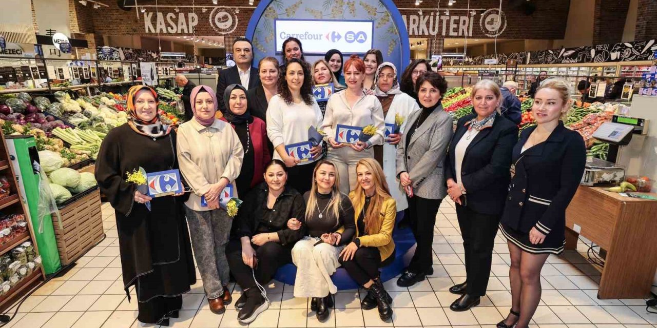 ÜRETEN KADINLAR, CARREFOURSA’DA MÜŞTERİLERLE BULUŞTU