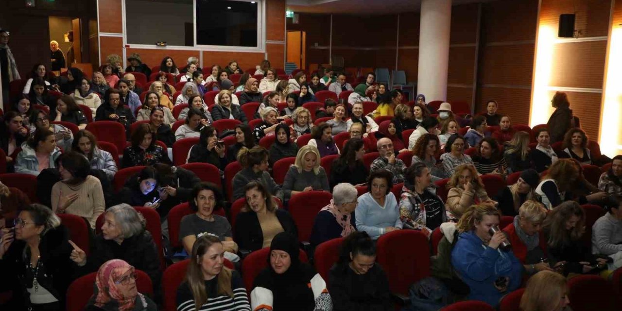 EYÜPSULTAN BELEDİYESİ’NİN 8 MART’A ÖZEL DÜZENLEDİĞİ ETKİNLİKTE SUMRU YAVRUCUK SAHNE ALDI