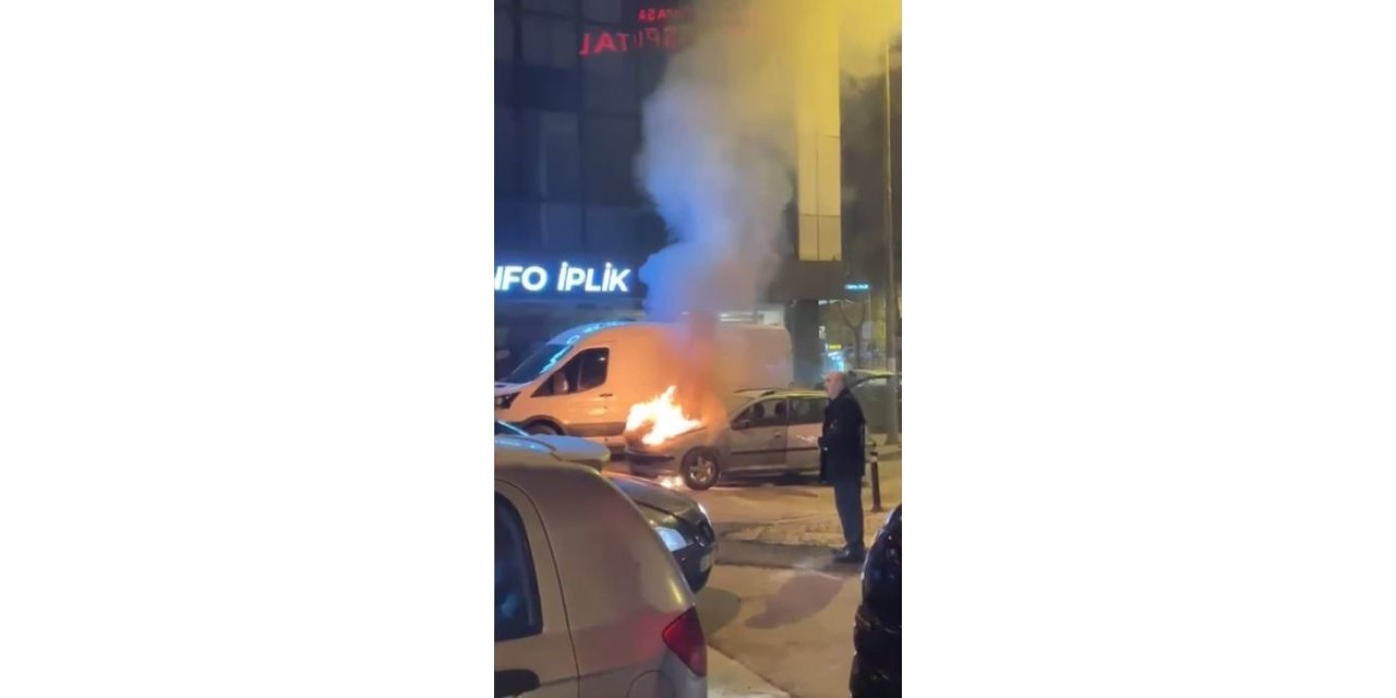 BAYRAMPAŞA’DA ALEV ALEV YANAN ARACA VATANDAŞLAR MÜDAHALE ETTİ