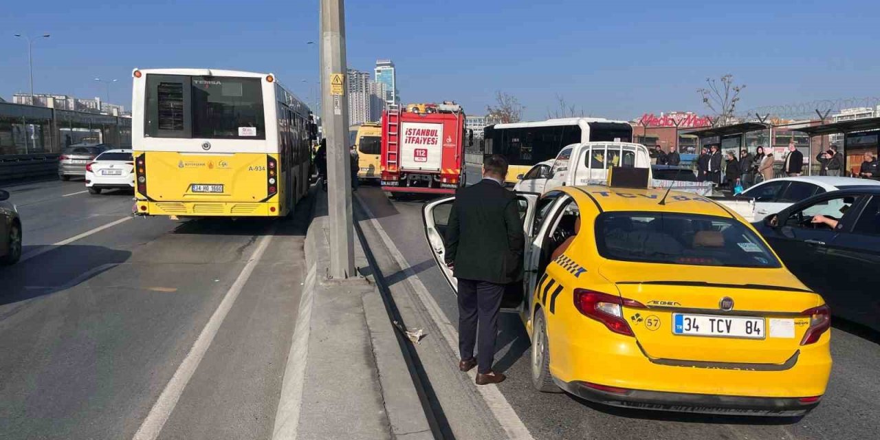 GERİ GERİ KAYAN İETT OTOBÜSÜ DOLMUŞA VE TİCARİ TAKSİYE ÇARPTI