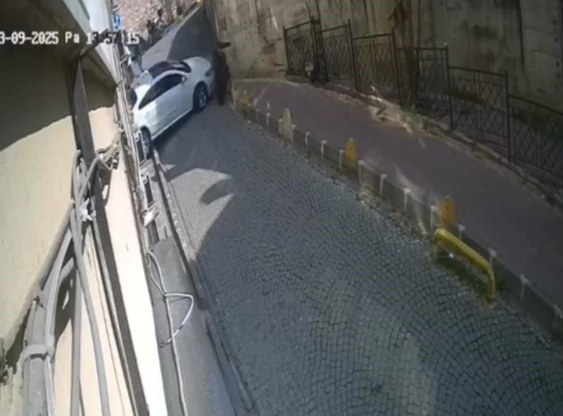 FATİH’TE VİTESLERİ KARIŞTIRINCA KALDIRIMDAKİ KADINA ÇARPTI: O ANLAR KAMERADA