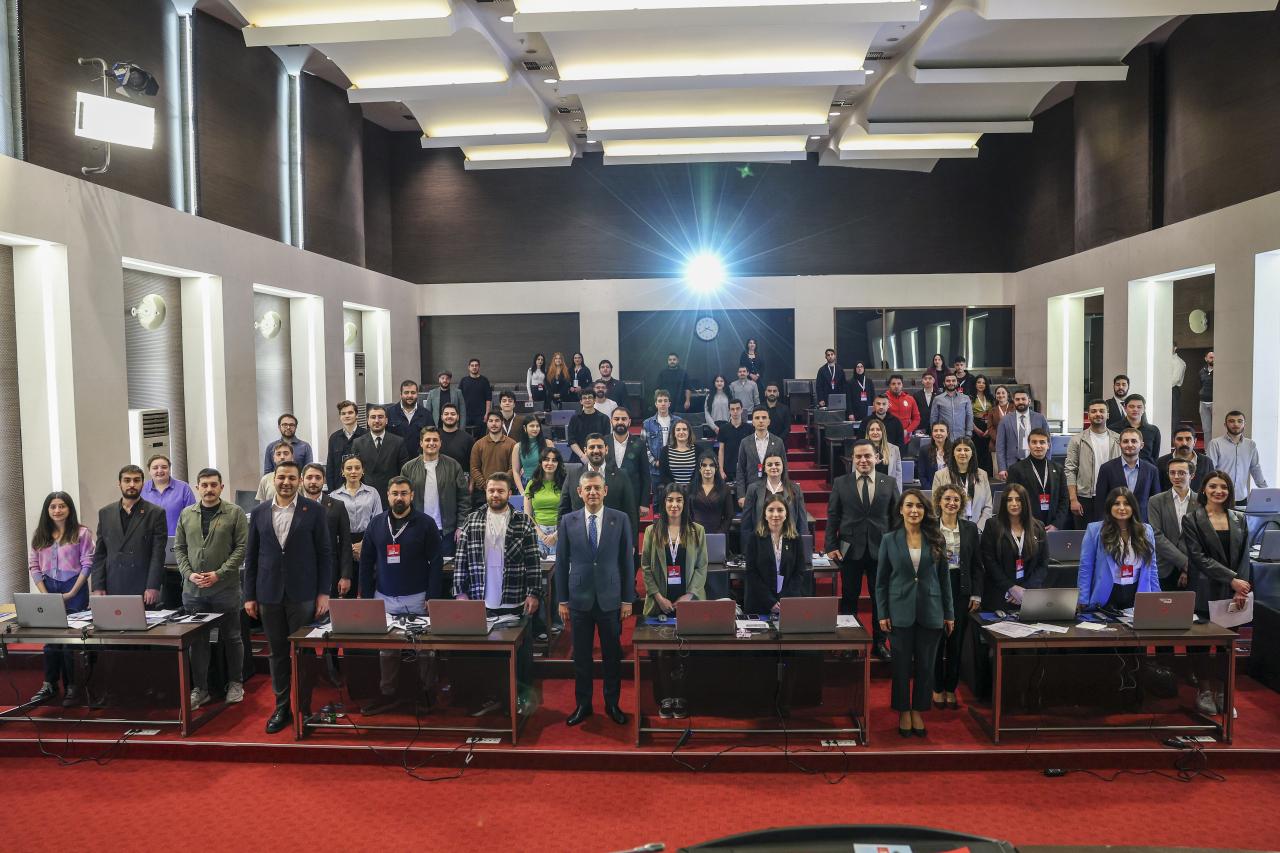 CHP Genel Başkanı Özgür Özel, Ön Seçim Arama Ekibinde Çalışan Gençlerle Bir Araya Geldi