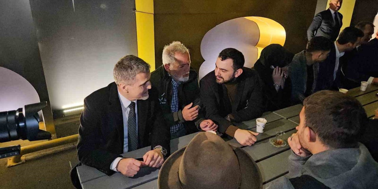 AT ÜSTÜNDE HACCA GİDEN ENDÜLÜSLÜ MÜSLÜMANLAR İFTARLARINI İSTANBUL’DA AÇTI