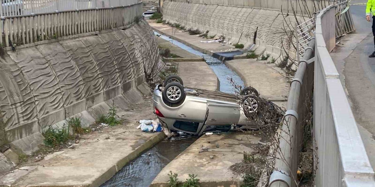 PENDİK’TE KONTROLDEN ÇIKAN ARAÇ DEREYE UÇTU: 5 YARALI