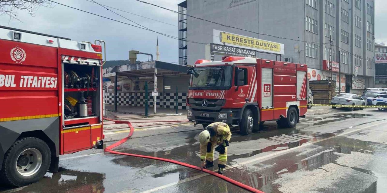SULTANBEYLİ’DE İŞ YERİ YANGINI: ALEVLER KONTROL ALTINA ALINDI