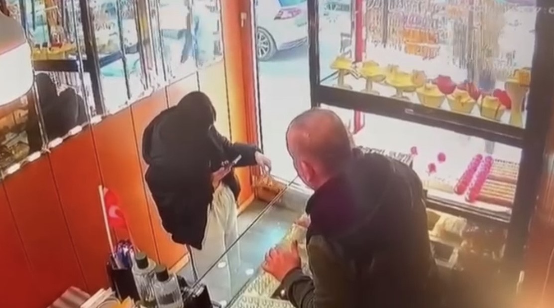 BEYOĞLU’NDA SEVGİLİSİNİN ALAMADIĞI ALTIN TACI BÖYLE ÇALDI