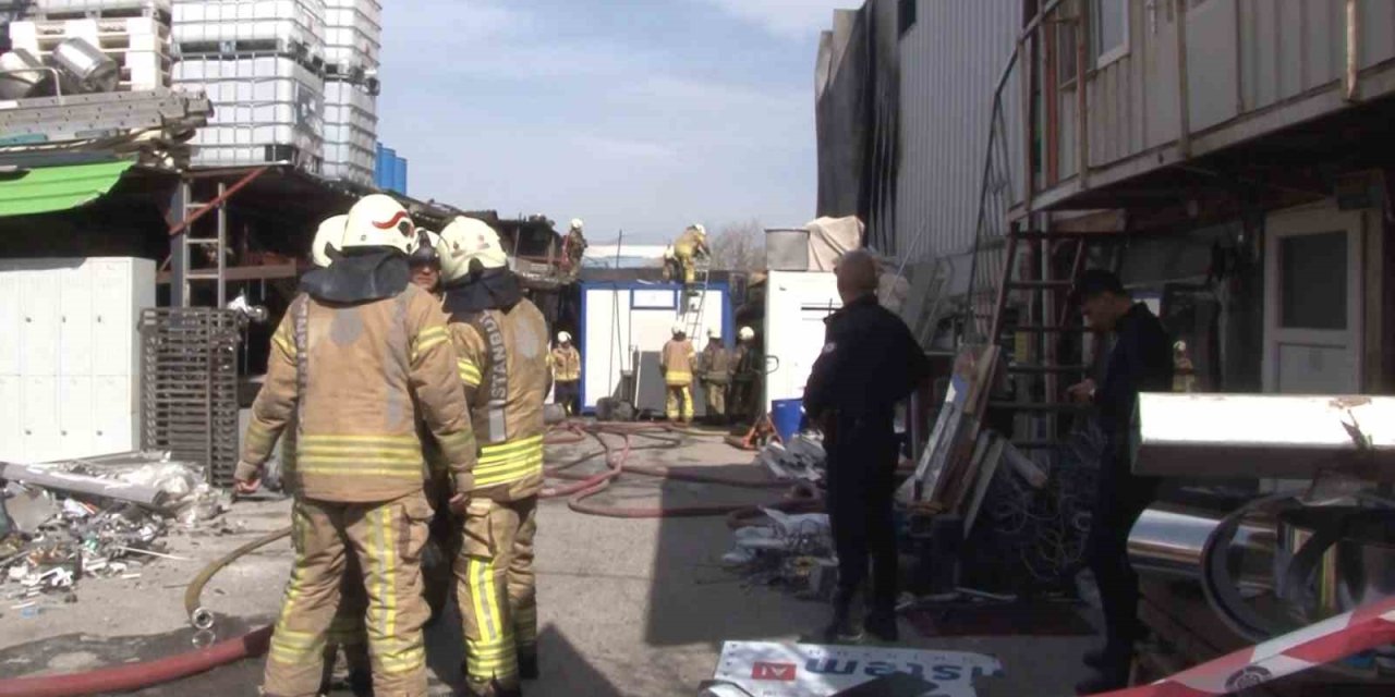 ÜMRANİYE’DE GERİ DÖNÜŞÜM DEPOSU ALEVLERE TESLİM OLDU