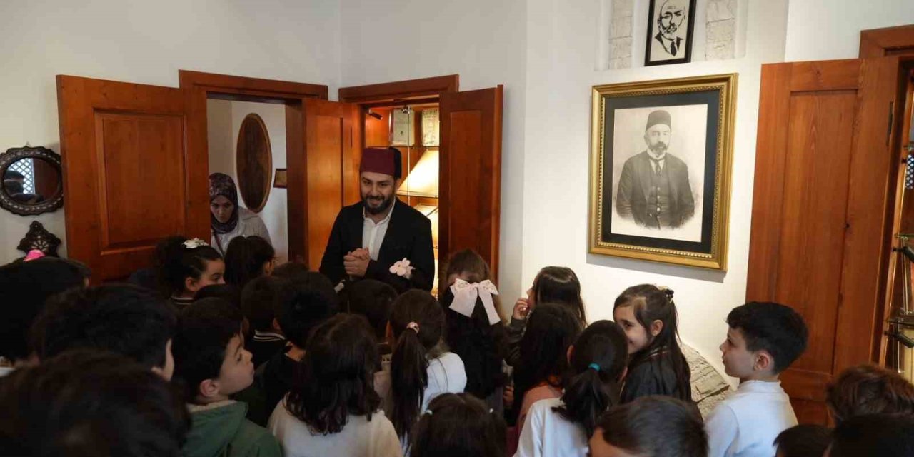 İSTİKLAL MARŞI’NIN 104’NCÜ YILI BAĞCILAR’DA DÜZENLENEN ETKİNLİKLE KUTLANDI