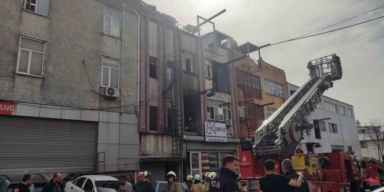 BAYRAMPAŞA’DA YANGINDA CAN PAZARI: 2 KADIN İŞÇİ ÇATIDA MAHSUR KALDI