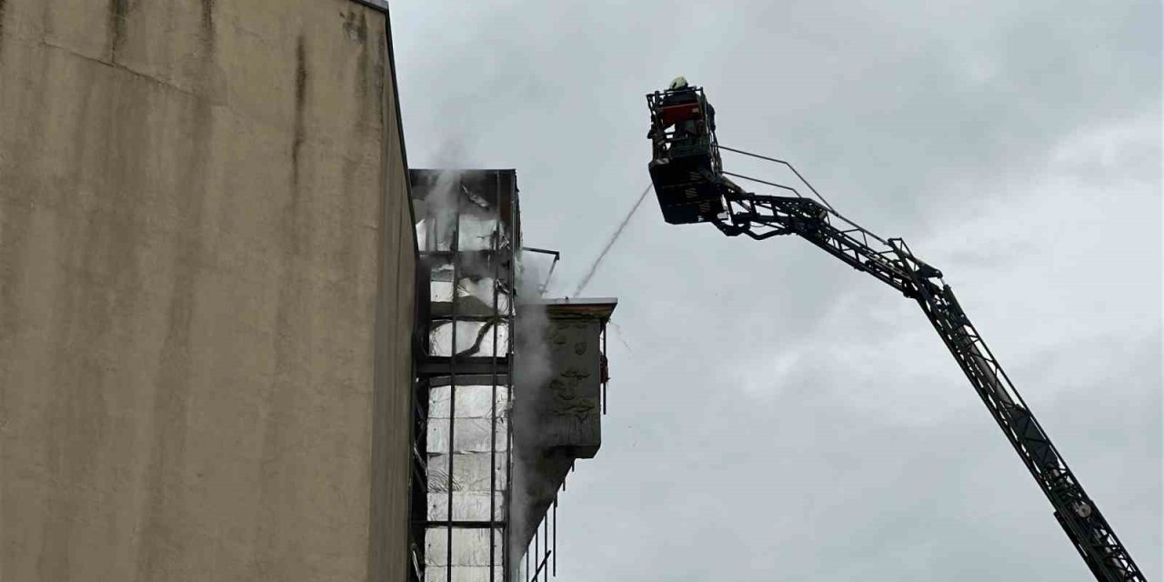 ATAŞEHİR’DE İNŞAAT HALİNDEKİ BİNADA YANGIN