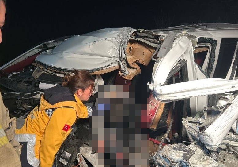 SARIYER’DE İETT OTOBÜSÜ İLE HAFİF TİCARİ ARAÇ ÇARPIŞTI: 1 ÖLÜ, 1 YARALI