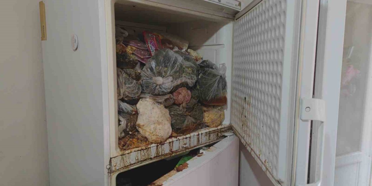 SULTANGAZİ’DE YAŞLI KADININ EVİNDEN 6 KAMYON ÇÖP ÇIKTI