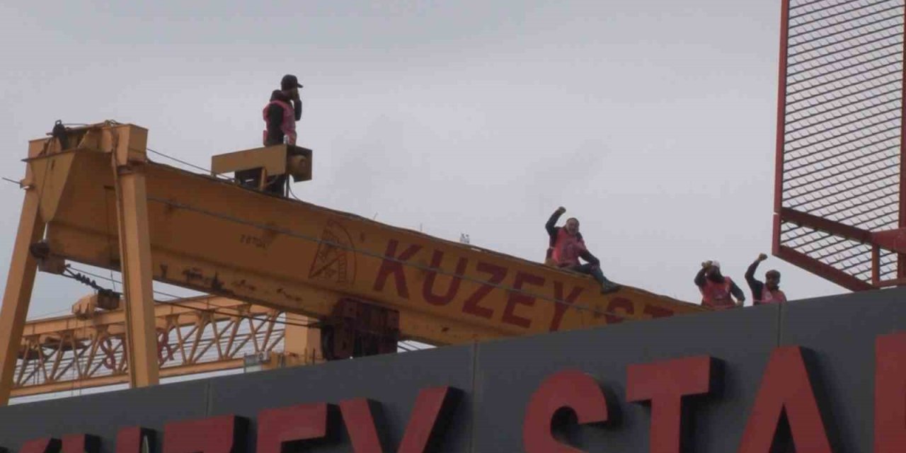 TUZLA TERSANEDE GREV: İŞÇİLER KULE VİNCE ÇIKTI