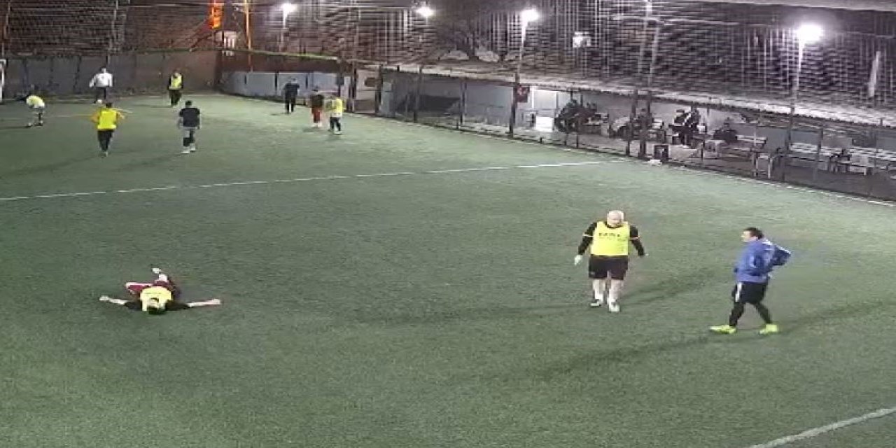 BAKIRKÖY’DE HALI SAHADA MAÇ OYNADIĞI ESNADA FENALAŞAN GENÇ HAYATINI KAYBETTİ