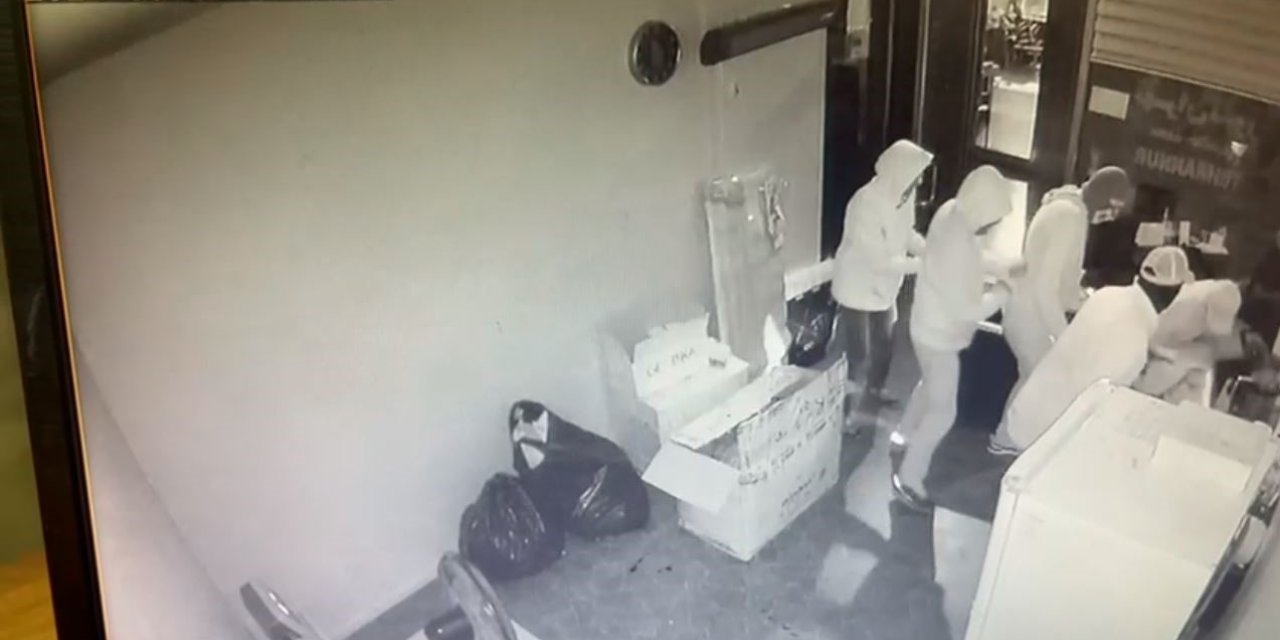 FATİH’TE DÜKKANDAKİ PARA DOLU KASAYI BÖYLE ÇALDILAR