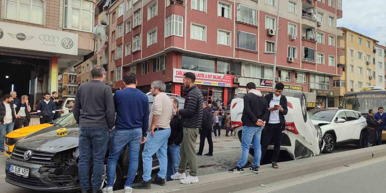 ESENLER’DE ZİNCİRLEME KAZA: 6 ARAÇ VE MOTOSİKLETİN KARIŞTIĞI KAZA ANI KAMERADA