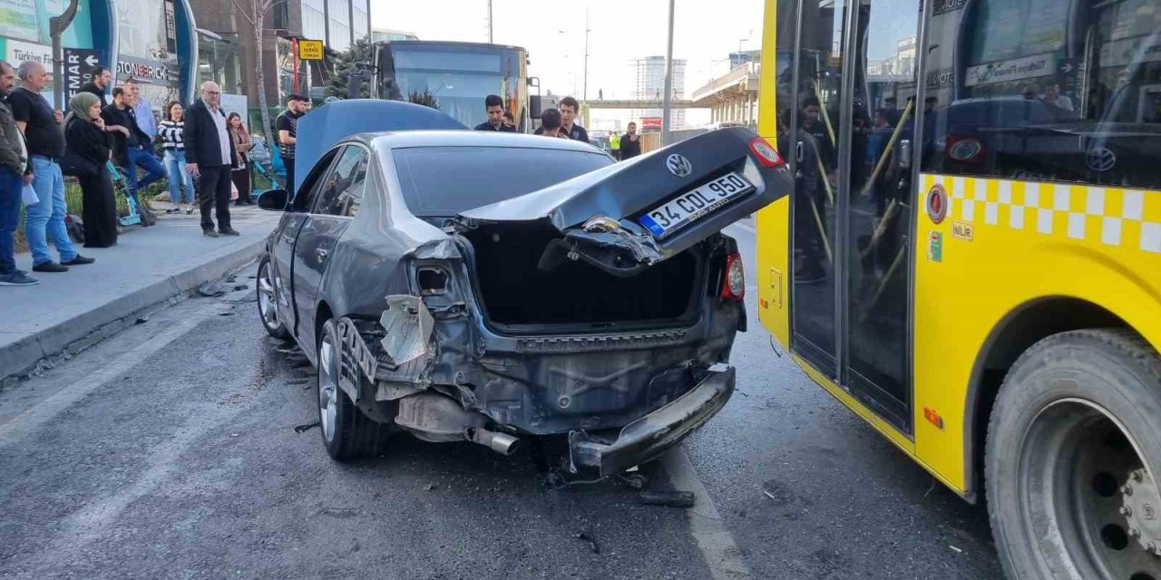 AVCILAR’DA OTOMOBİL ÖNCE İETT OTOBÜSÜNE SONRA BARİYERLERE ÇARPTI: 2 YARALI