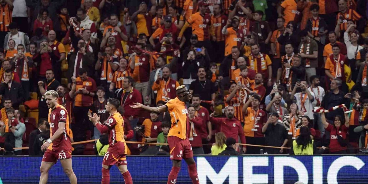 GALATASARAY, FENERBAHÇE İLE PUAN FARKINI MAÇ FAZLASIYLA 10’A ÇIKARDI