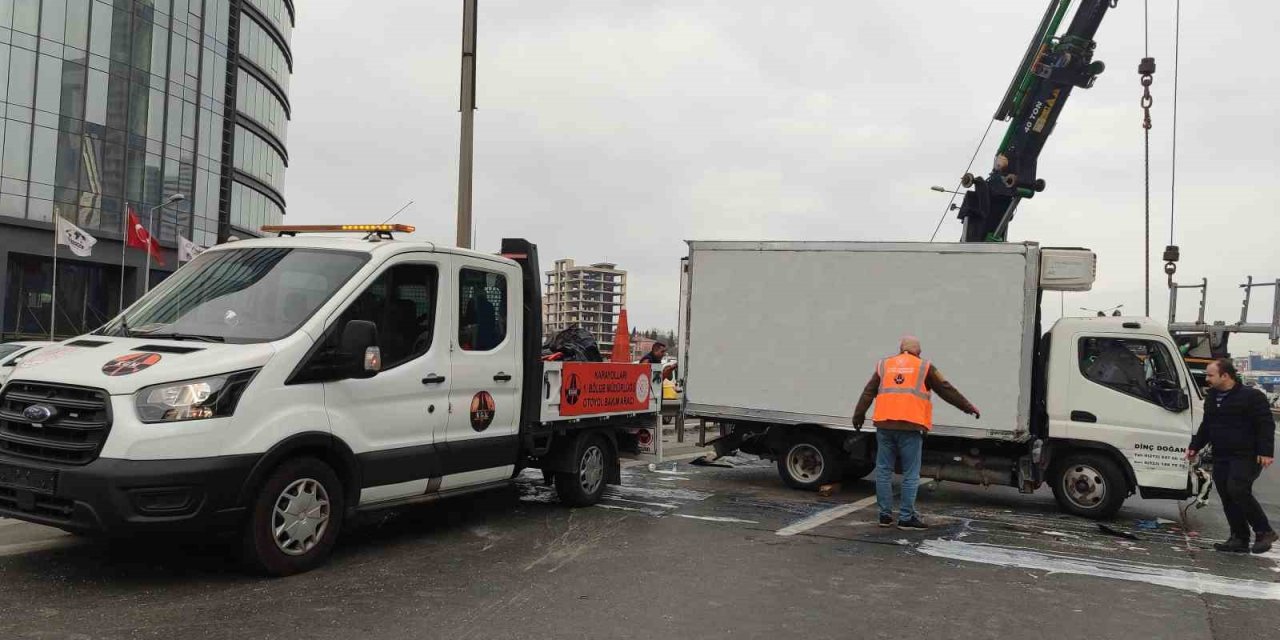 BAĞCILAR’DA SÜT ÜRÜNLERİ YÜKLÜ KAMYONET YAN YATTI: SÜRÜCÜ KAZAYI UCUZ ATLATTI