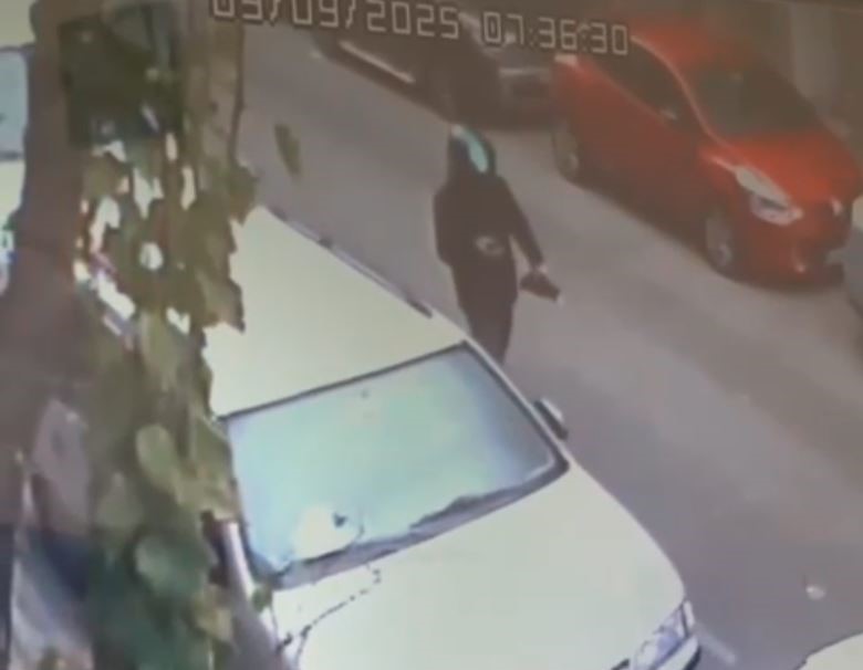 KÜÇÜKÇEKMECE’DE KASKLA KAMUFLE OLMAYA ÇALIŞAN HIRSIZ PARK HALİNDEKİ MOTOSİKLETİ ÇALDI