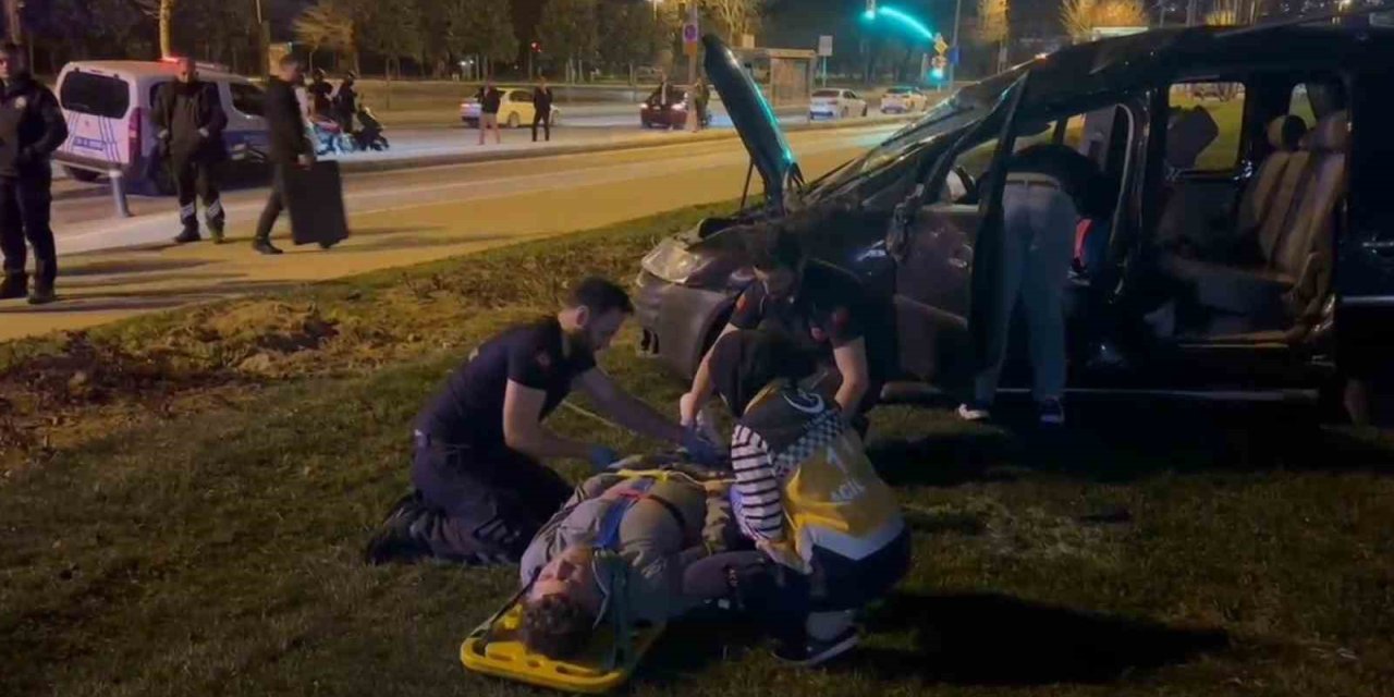 MALTEPE’DE HAFİF TİCARİ ARAÇ TAKLA ATTI: 4 YARALI