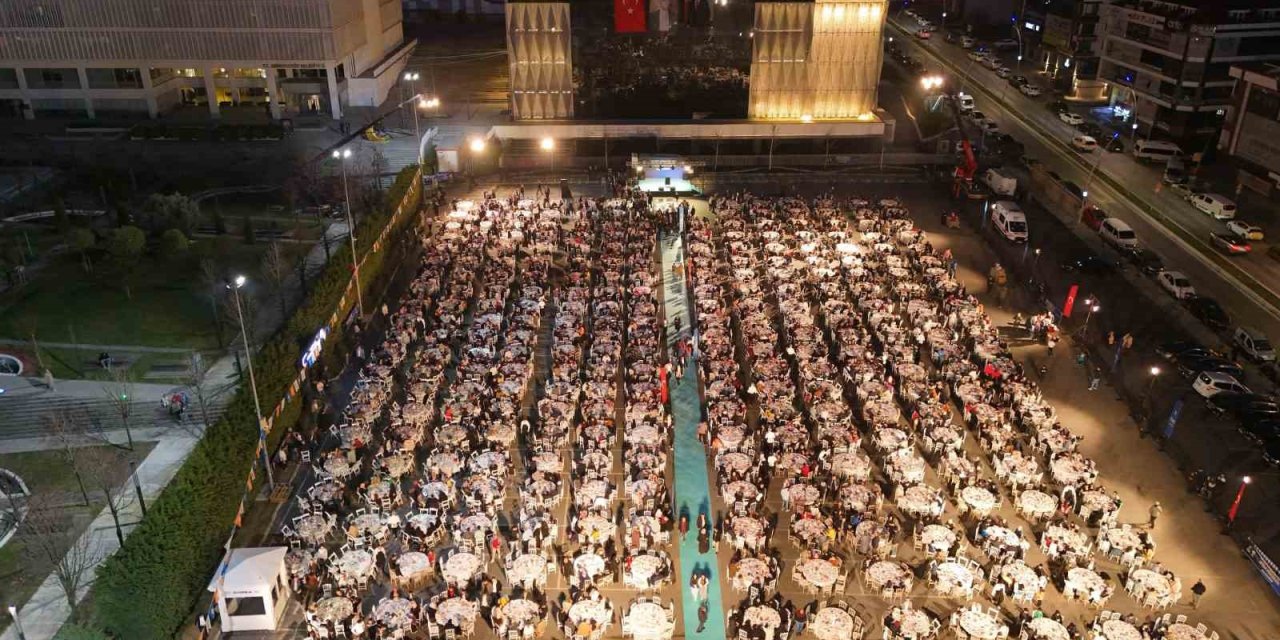 ARNAVUTKÖY’DE VEFA GECESİ: AK PARTİ ARNAVUTKÖY TEŞKİLATI 5 BİN KİŞİLİK SOFRADA BULUŞTU