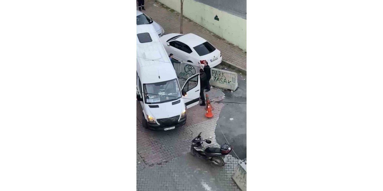 KAĞITHANE’DE SERVİS ŞOFÖRÜNÜ KUZENİNE VURDURDU: O ANLAR KAMERADA