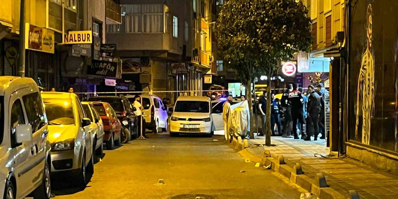 BAĞCILAR’DA MOTOSİKLETİ ŞÜPHELİLER İKİ KİŞİYE SİLAHLI SALDIRI DÜZENLEDİ: 1 ÖLÜ, 1 YARALI