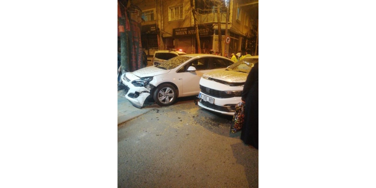 BAYRAMPAŞA’DA FECİ KAZA KAMERADA: OTOMOBİL KIRAATHANEYE DALDI, 6 KİŞİ YARALANDI