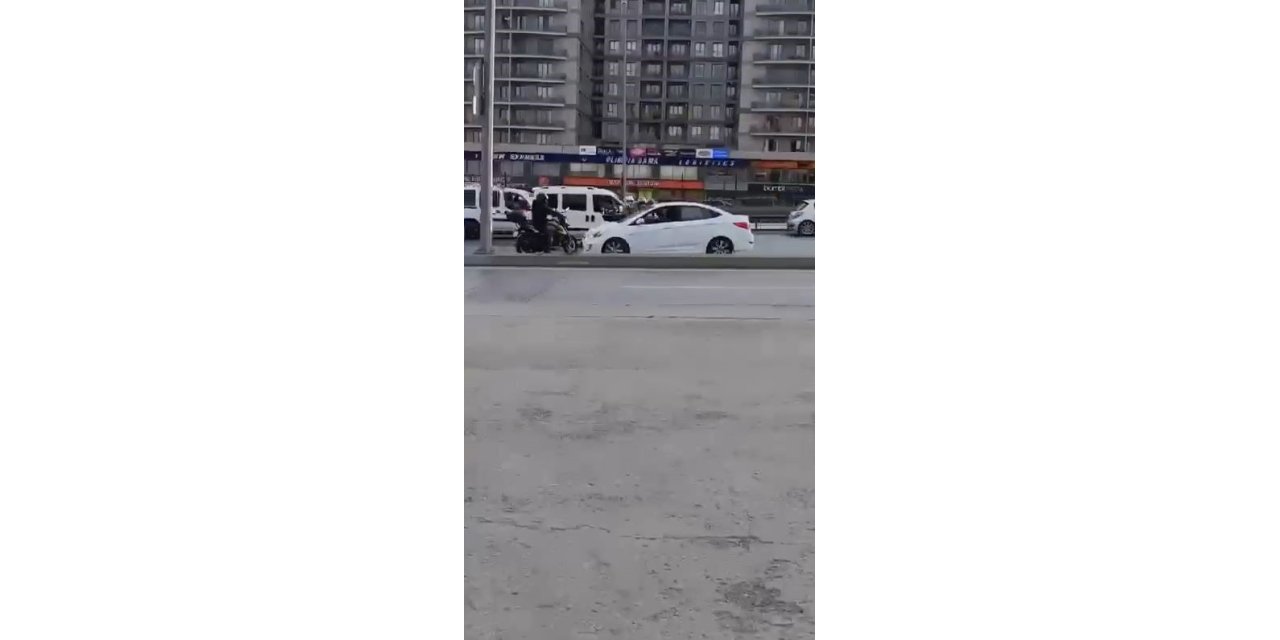 E-5’E TERS İSTİKAMETTEN GİREN KADIN ORTALIĞI BİRBİRİNE KATTI; O ANLAR KAMERADA