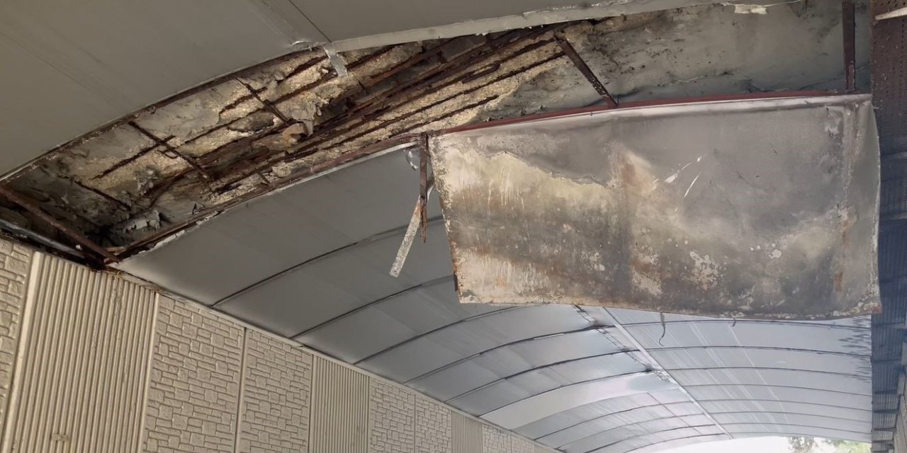 BÜYÜKÇEKMECE’DE ALT GEÇİTTEN DÜŞEN PARÇALAR ARAÇLARA ZARAR VERDİ