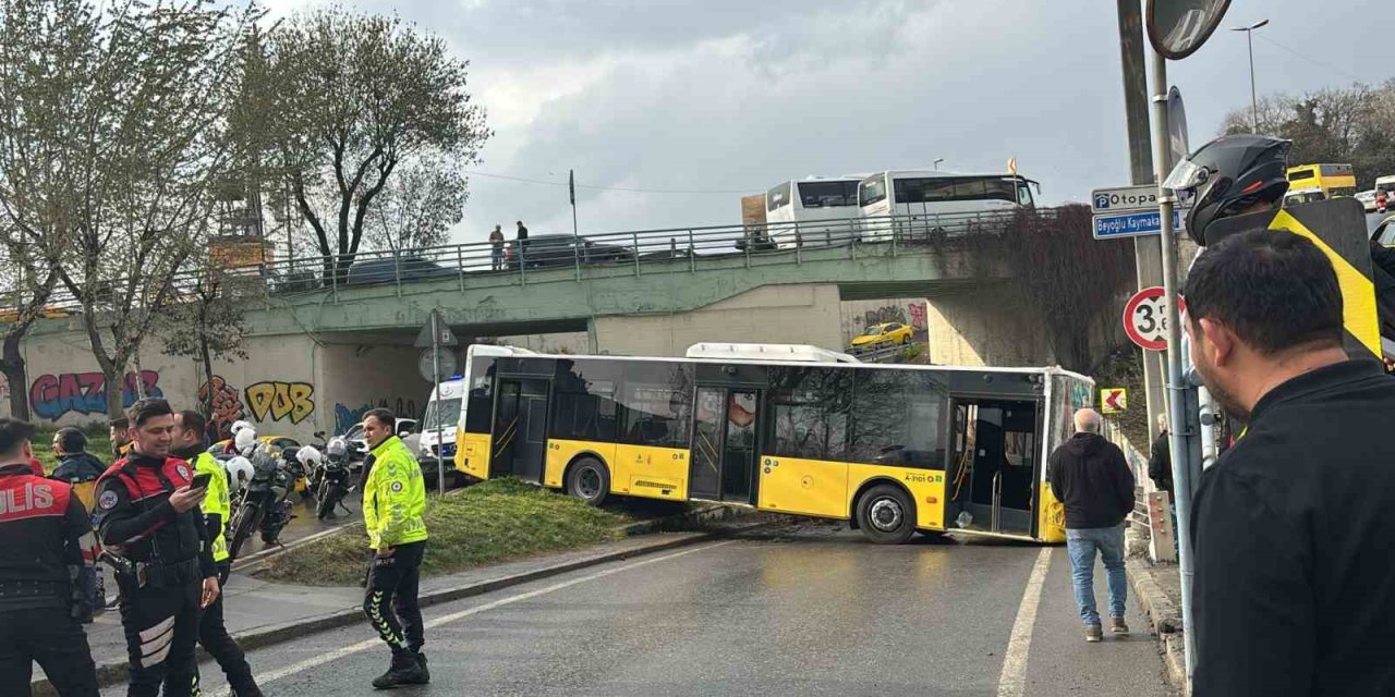 BEYOĞLU’NDA İETT OTOBÜSÜ KAZA YAPTI, YOL 2,5 SAAT KAPALI KALDI