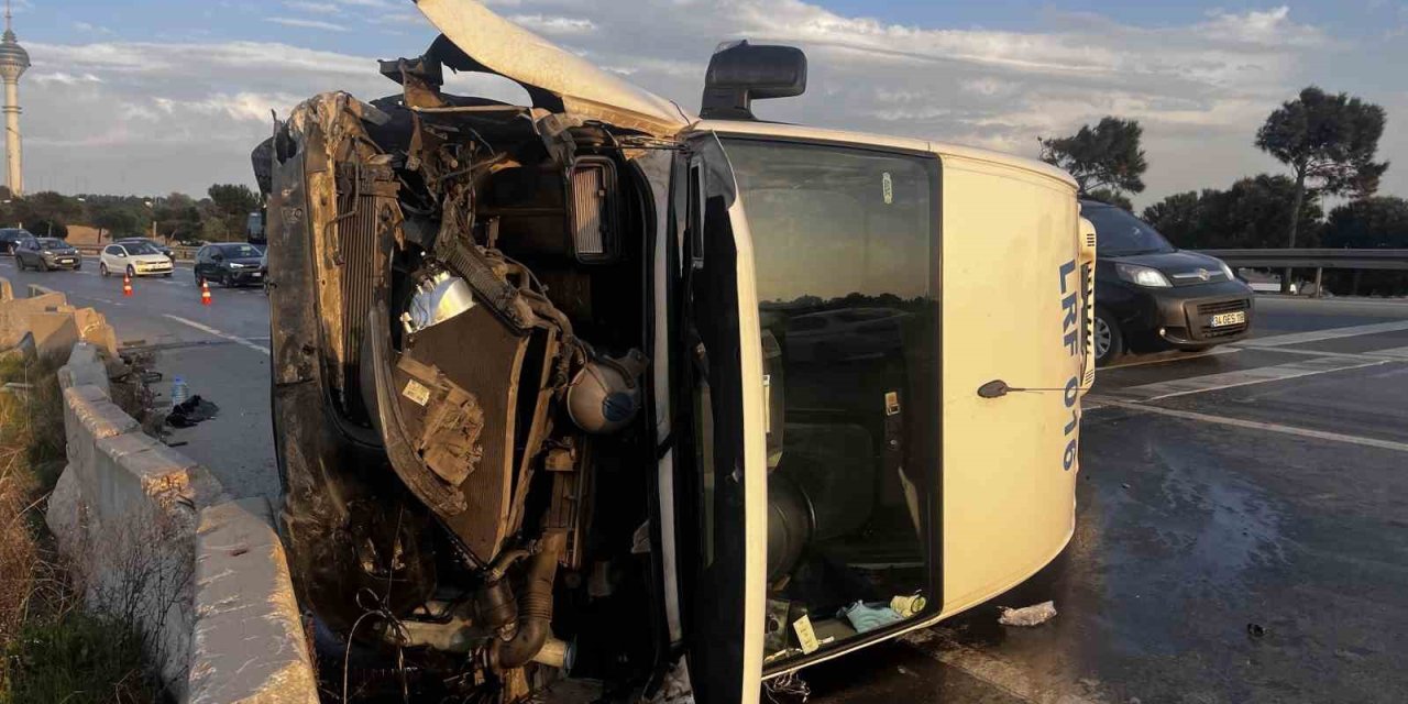 BÜYÜKÇEKMECE’DE SERVİS MİNİBÜSÜ DEVRİLDİ