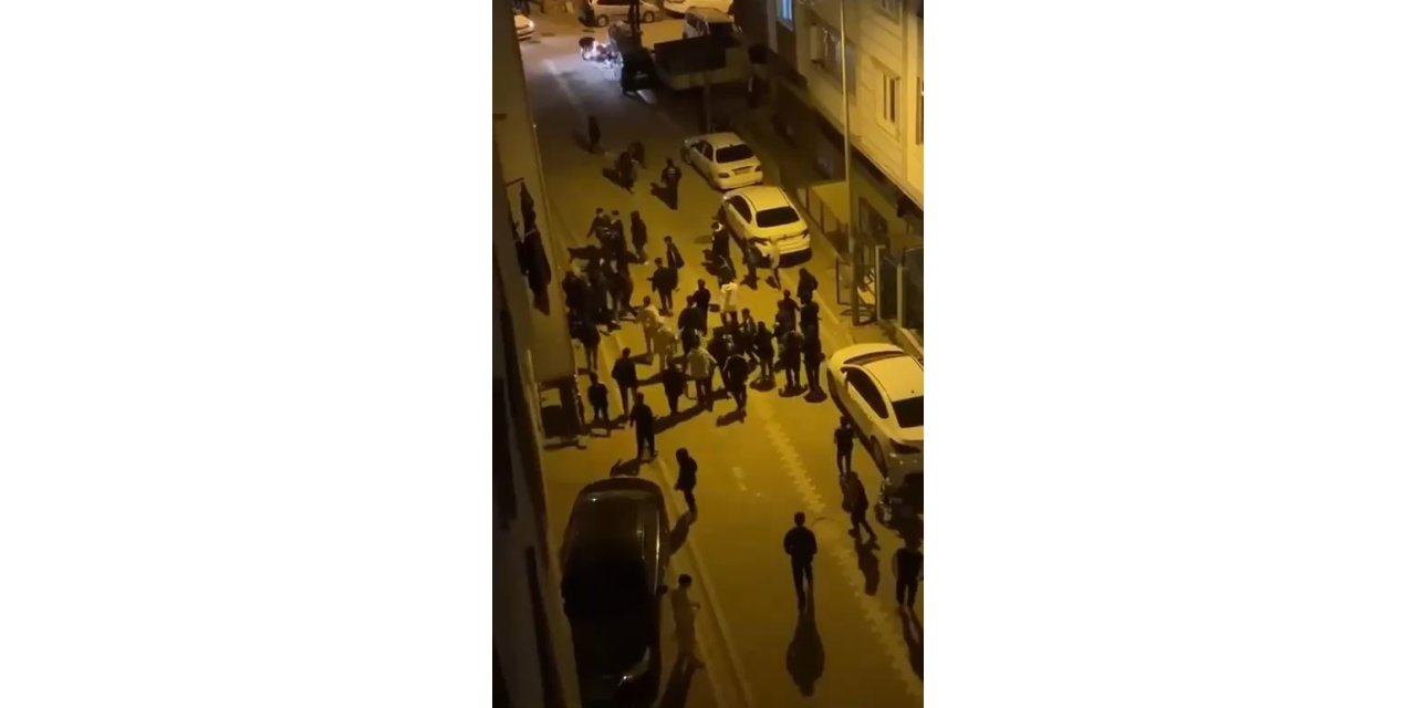 ELLERİNDE SOPALARLA MAHALLE BASTILAR; O ANLAR KAMERADA