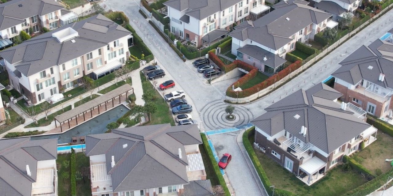 EKREM İMAMOĞLU’NUN ESKİ EVİNİN OLDUĞU YERDE HAREKETLİLİK SÜRÜYOR