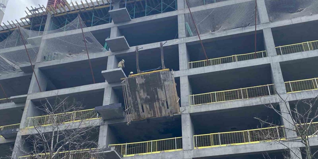 ÜMRANİYE’DE İNŞAAT İSKELESİ ÇÖKTÜ: 2 İŞÇİ AĞIR YARALANDI