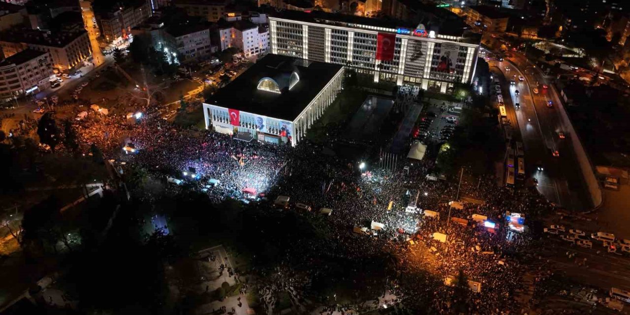 İBB BİNASI ÖNÜNDEKİ KALABALIK HAVADAN GÖRÜNTÜLENDİ