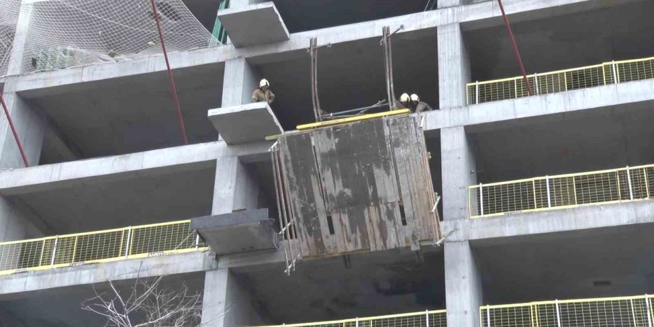 ÜMRANİYE’DE İNŞAAT İSKELESİNDEN DÜŞEN İŞÇİLER HAYATINI KAYBETTİ