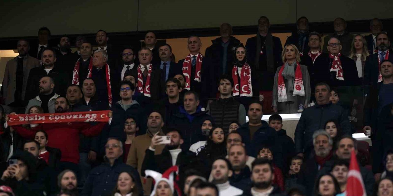 BAKAN BAK, MİLLİ MAÇI TAKİP ETTİ