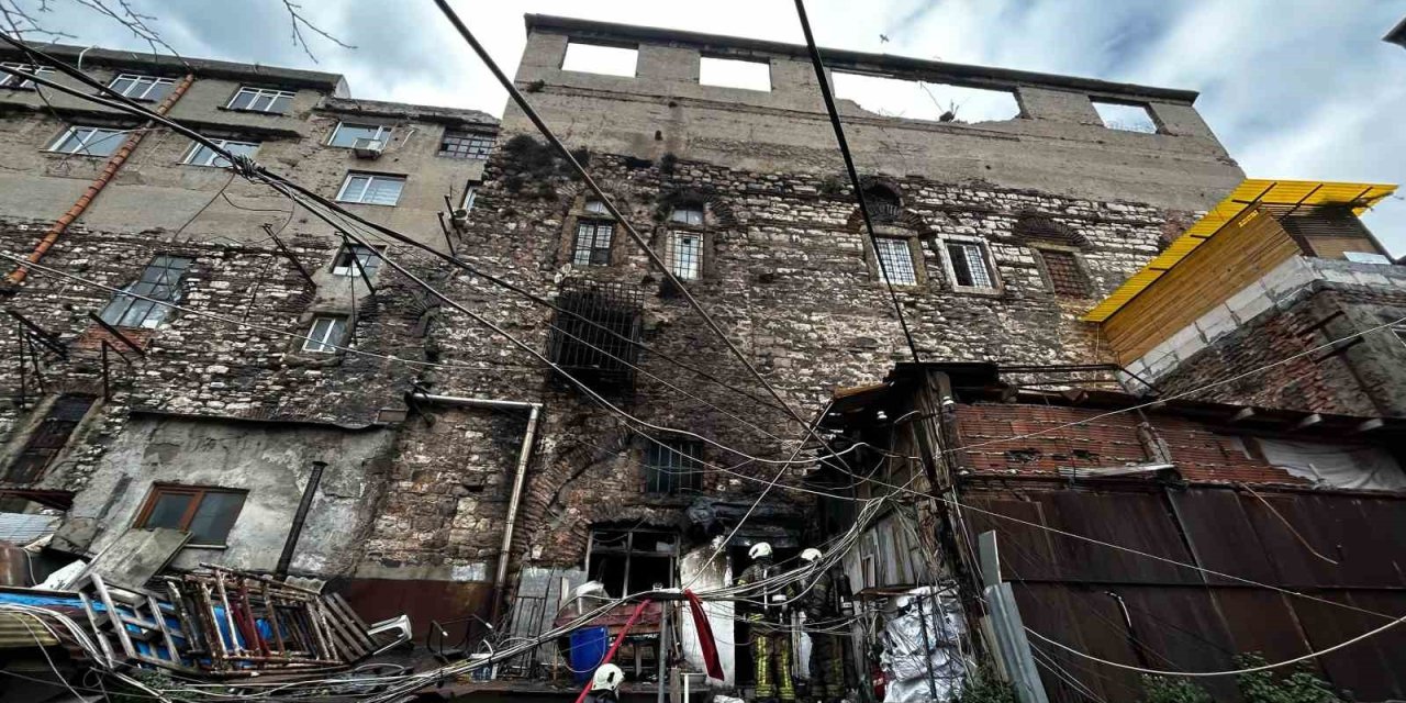 FATİH’TEKİ TARİHİ NASURİYE HAN’DA YANGIN PANİĞİ