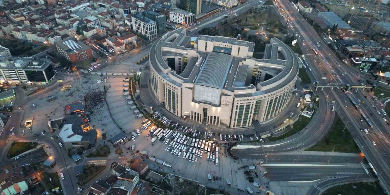 İSTANBUL ADALET SARAYI ÖNÜNDE ALINAN GÜVENLİK ÖNLEMİ HAVADAN GÖRÜNTÜLENDİ