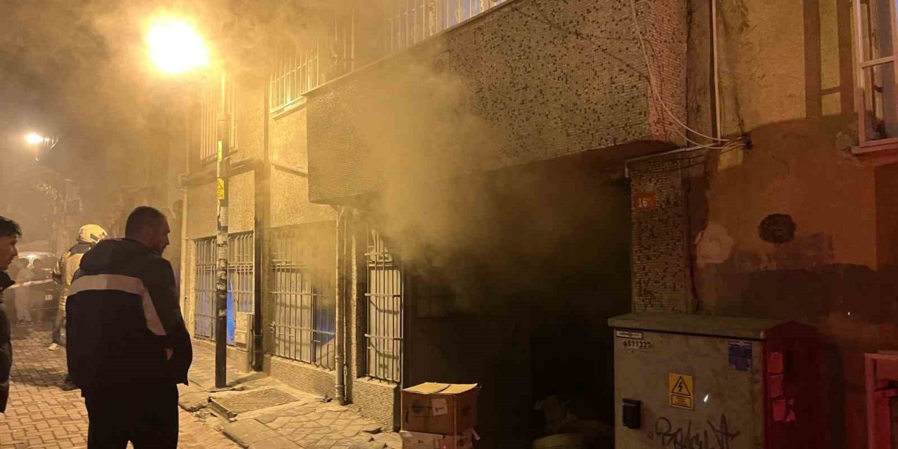 ZEYTİNBURNU’NDA KILIF İMALATHANESİNDE YANGIN