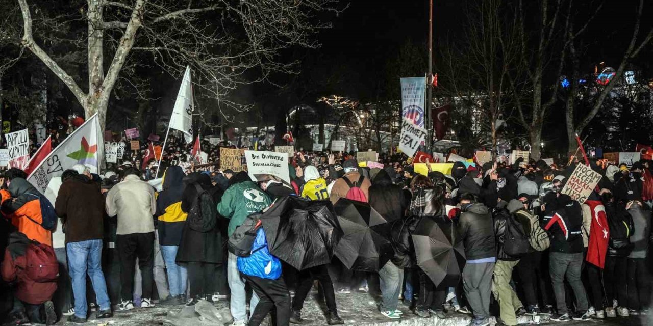 SARAÇHANE’DEN TAKSİM’E YÜRÜMEK İSTEYEN GRUP POLİSE SU ŞİŞESİ FIRLATTI