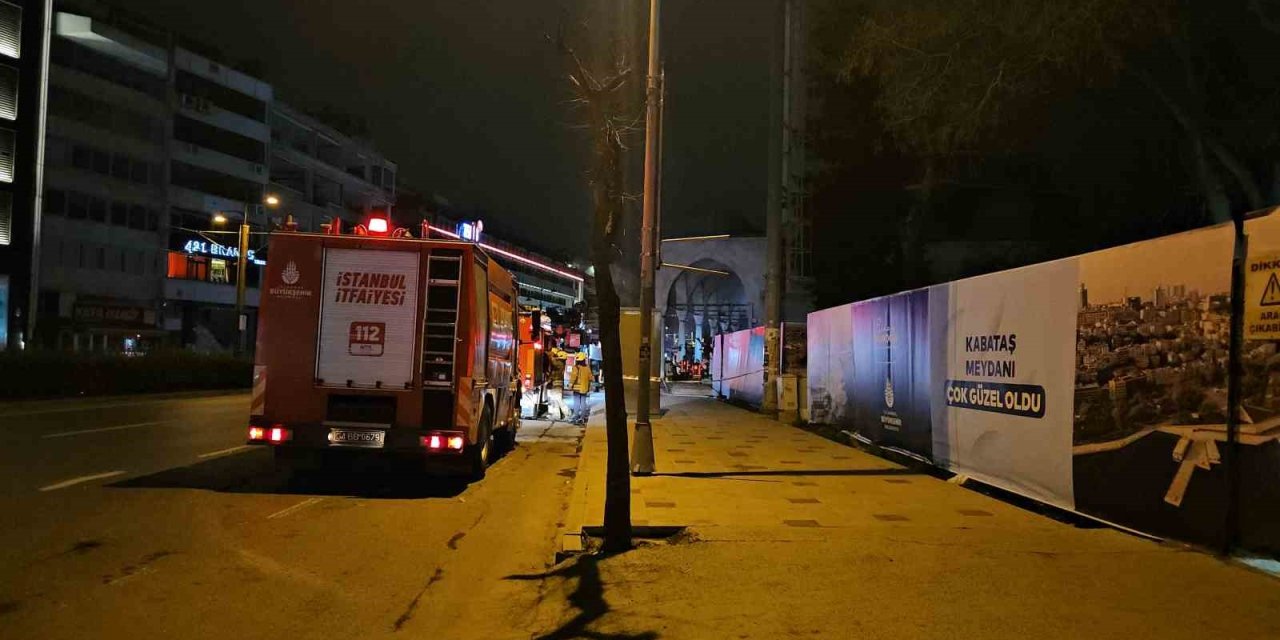 BEYOĞLU’NDA TARİHİ CAMİDE ÇIKAN YANGIN KORKUTTU