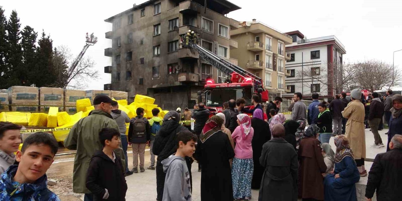 PENDİK’TE İNŞAAT DEPOLAMA ALANINDA YANGIN: ALEVLER 4 KATLI BİNAYA SIÇRADI